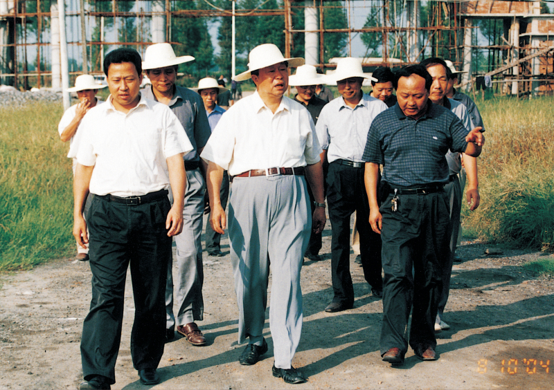 2004年8月10日，省政協主席王生鐵在市委書記劉雪榮的陪同下視察聚丙烯工程建設